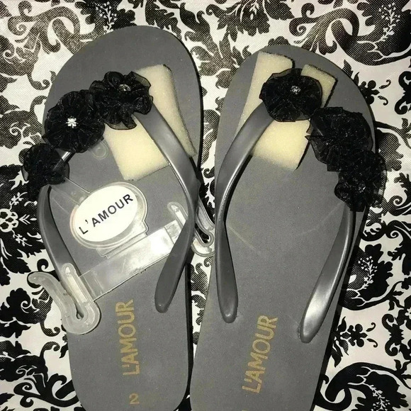 L’AMOUR FLIP FLOPS WITH ROSETTES NEW SZ 2 - Picture 3 of 5